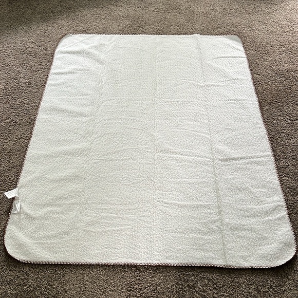 WestWorld Logo 45”x60” Sherpa Lined Faux Leather Look Stadium Throw Blanket - Picture 3 of 6